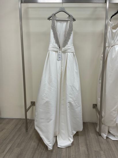 null * Robe de mariée ALMA NOVIA modèle ROSIL

Taille : 44

Prix de vente : 2430...