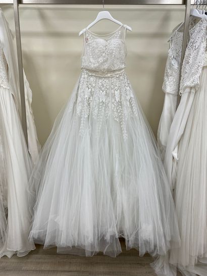 null * Robe de mariée ROSA CLARA modèle SIAM

Taille : 40

Prix de vente : 3825 €...