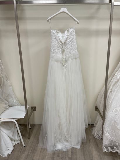 null * Robe de mariée ALMA NOVIA modèle GRACE

Taille : 42

Prix de vente : 2250...