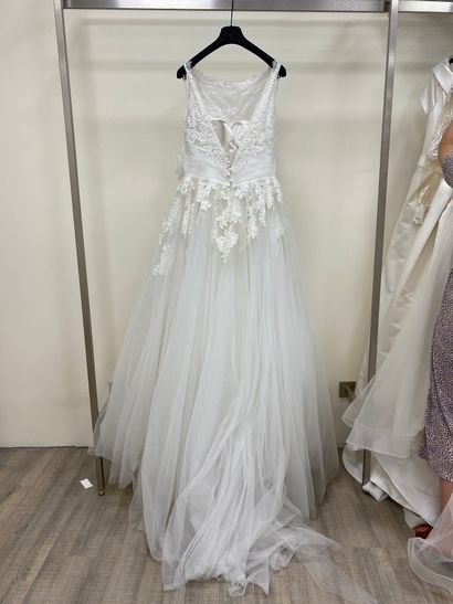 null * Robe de mariée AIRE BARCELONA modèle CANAL

Taille : 44

Prix de vente : 2690...