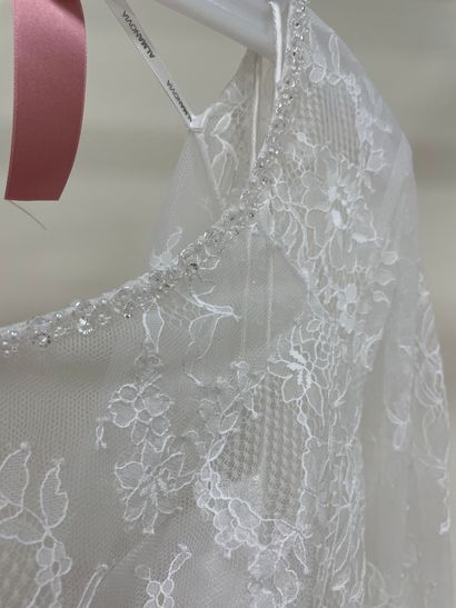 null * Robe de mariée ALMA NOVIA modèle GIRASOL

Taille : 44

Prix de vente : 2250...