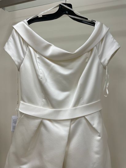 null * Robe de mariée ROSA CLARA modèle NAMBIA

Taille : 46

Prix de vente : 2750...