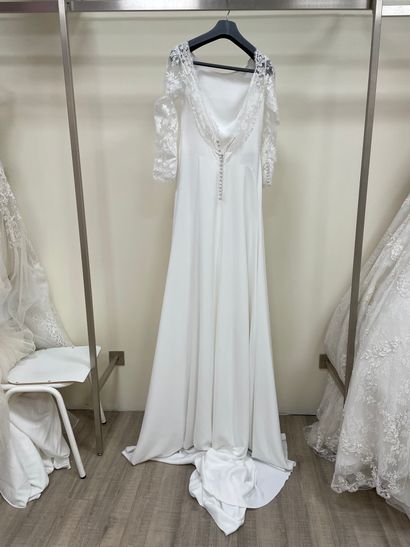 null * Robe de mariée ROSA CLARA modèle NIOBE

Taille : 40

Prix de vente : 3050...