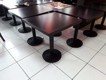 null 30 tables carrées stratifié noir

h x l x p : 74 x 65 x 65 cm