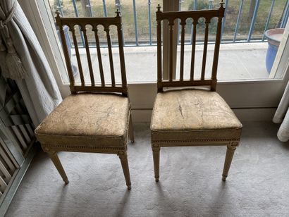 null * Paire de chaises à dossier ajouré en bois redoré 

En l'état