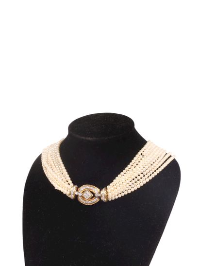 * Necklace with nine rows of pearls, the...