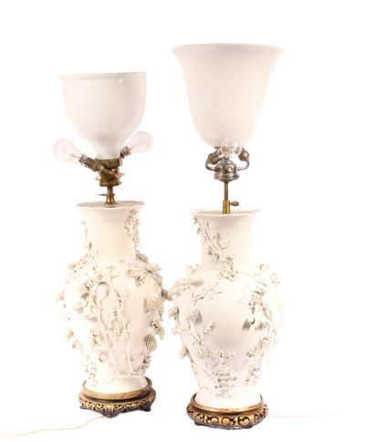 null * CHINE - XXe siècle

Paire de vases et un vase en porcelaine émaillée blanche...