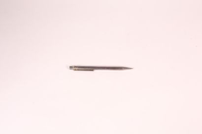 null Lot including : 

- MUST DE CARTIER ballpoint pen

- Gilded metal chatelaine...