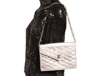 null * CHANEL 

Circa 1980 - 1985

Clutch bag in lambskin leather with silver diamond...