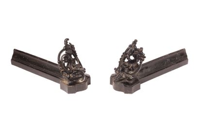 null Pair of cast iron andirons decorated with shells 

20 x 14 x 45 cm 

Provenance...