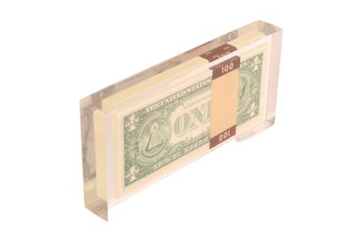 null * Dollars américains dans un bloc de plexi 

8,5 x 18 x 2,5 cm