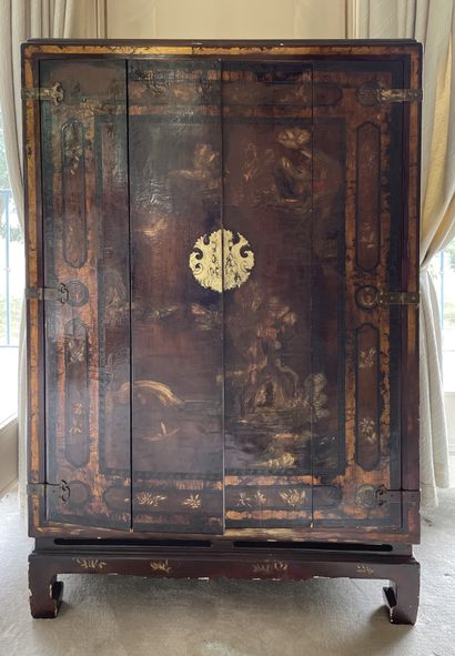 null * Lacquered wood cabinet with lake scene decoration 

Work of the Far East 

153...