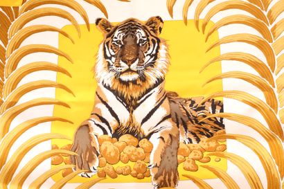  * HERMES PARIS 
Carré en twill de soie imprimé à décor d'un tigre sur fond jaune...