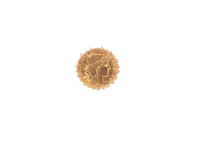  * Bague chevalière en or jaune 18K 750/000 ornée d'un napoléon 
Poids : 15 g