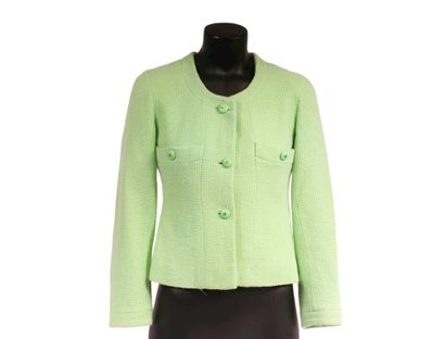 null * CHANEL BOUTIQUE

Circa 1990 - 1995

Short jacket in almond green tweed 

Bakelite...