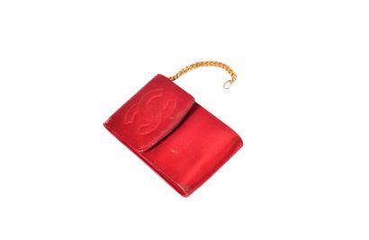 null * CHANEL VINTAGE

Etui porte-clefs en crêpe satiné rouge doublé d'agneau et...