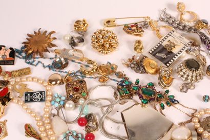 null Lot of costume jewelry and pins