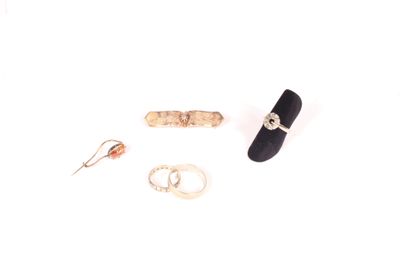 null Lot in yellow gold 18K 750/000 comprising :

- ring and setting

- American...