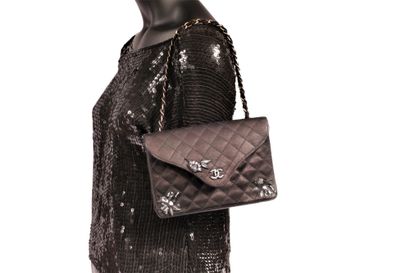 null * CHANEL 

Small bag in black satin crepe, stitched, snap CC originally in gold...