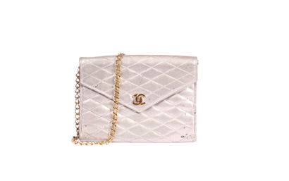 null * CHANEL 

Circa 1980 - 1985

Clutch bag in lambskin leather with silver diamond...