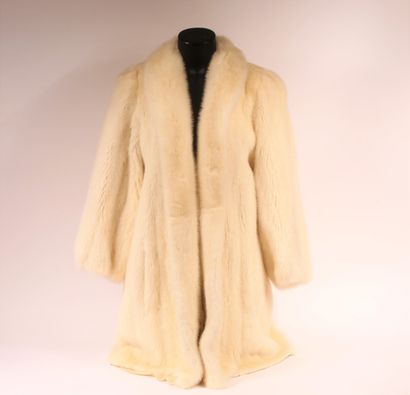 null * RAD 

White mink coat with three quarter sleeves

We joined a cloth coat with...