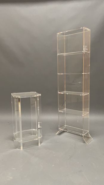 null Plexiglas quadrangular stand with two shelves and a bookcase 

Worn

H. 60 and...