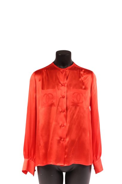 null * VINTAGE CHANEL - CHANEL CREATIONS

Three blouses, one without its label

Sizes:...