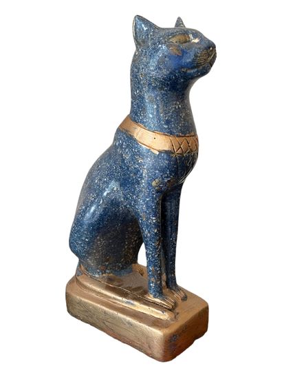 null * Seated cat in blue hard stone (lapis ?) 

Partly redecorated 

H. 29 cm