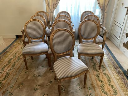 null * Suite de six fauteuils et quatre chaises en bois doré de style Louis XVI recouverts...