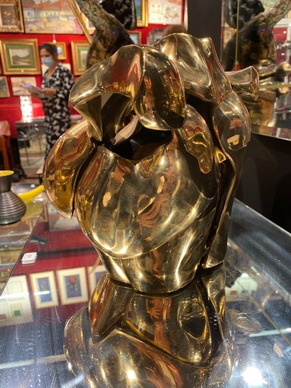 null 
* Michel JAUBERT

Buste de femme aux seins nus

Sujet en bronze doré

Signé...