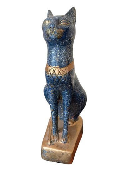 null * Seated cat in blue hard stone (lapis ?) 

Partly redecorated 

H. 29 cm