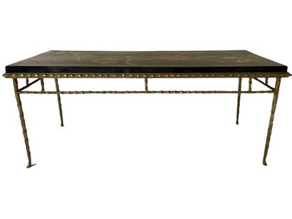 null * Attribué à BAGUES 

Table basse de forme rectangulaire en bronze doré 

Le...