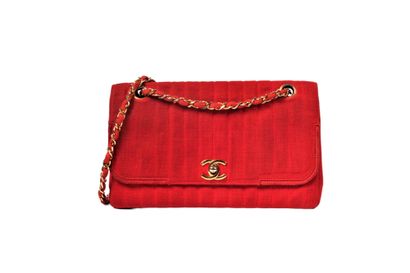 null * CHANEL 

Circa 80 - 85

Flap bag in red wool jersey, gold-plated metal trim,...