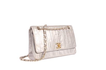 null * CHANEL vintage

Circa 80 - 85

Flap bag originally made of silver-tinted beige...