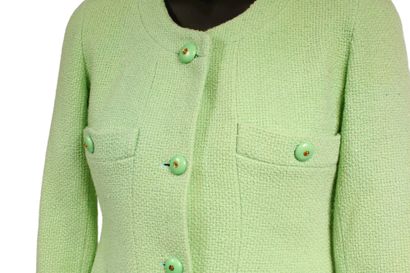 null * CHANEL BOUTIQUE

Circa 1990 - 1995

Short jacket in almond green tweed 

Bakelite...