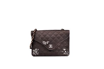null * CHANEL 

Small bag in black satin crepe, stitched, snap CC originally in gold...