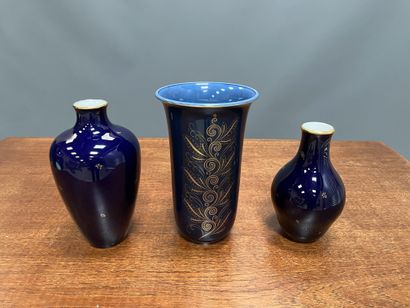 null * SEVRES 

Ensemble de trois vases en porcelaine à décor doré sur fond bleu...