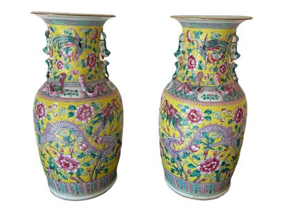 * Chine, XIXe siècle 
Paire de vases en porcelaine...