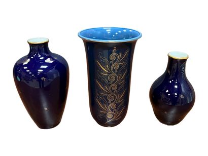 * SEVRES 
Ensemble de trois vases en porcelaine...