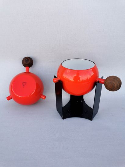 null AUBECQ France

Fondue set in red enamelled metal with its cast iron tripod

Two...