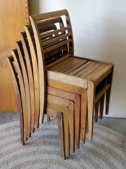 null René GABRIEL (1899 - 1950)

Six chaises en bois empilables, vers 1950

Dossier...