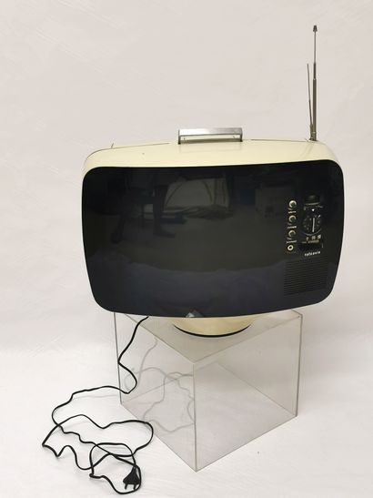 null Teleavia television set in white plastic. Design Roger TALLON, 1963. 

H. 50...