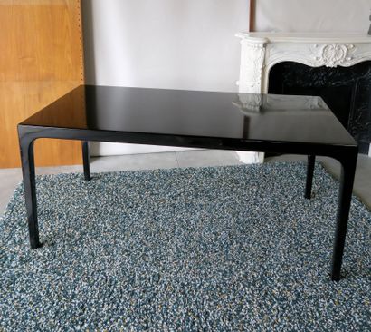 Table en bois laqué noir

H. 71 cm - L. 160...