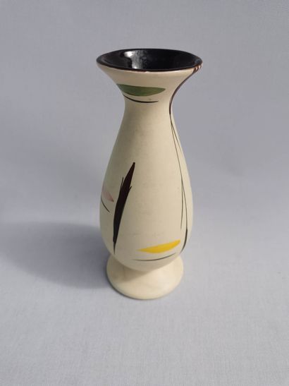 null Ensemble céramique, vers 1970

Un vase Poet Laval modèle Martine H. 21cm

Un...