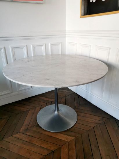 null ROCHE BOBOIS, vers 1975

Table ronde avec plateau en marbre reposant sur un...