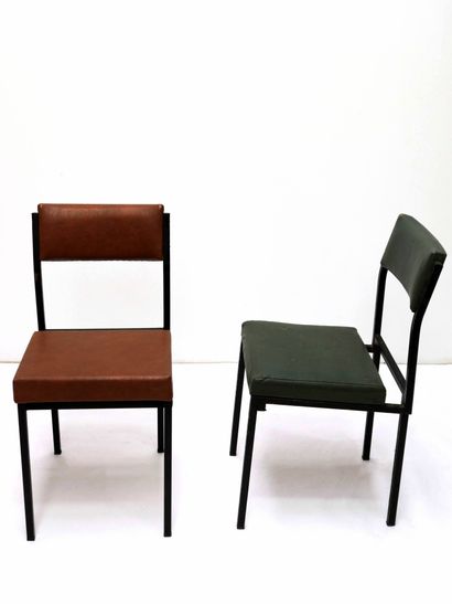 null Cinq chaises en métal noir et skaï

H. 84 cm - L. 43 cm - P. 39 cm

Provenance...