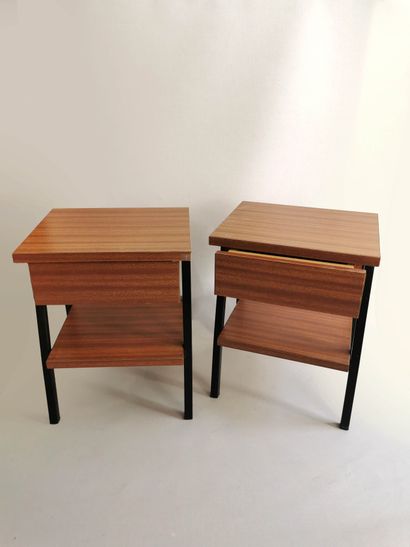 null Pair of bedside tables with one drawer in wood, black metal base

H. 47 cm -...