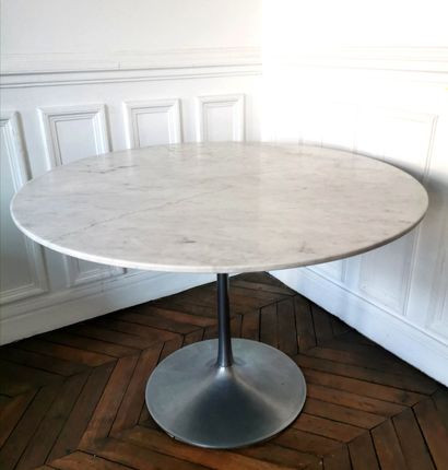 null ROCHE BOBOIS, circa 1975

Round table with marble top resting on a brushed metal...