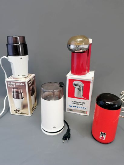 null Four coffee grinders, including : 

a white MOULINEX, a red PEUGEOT in its original...