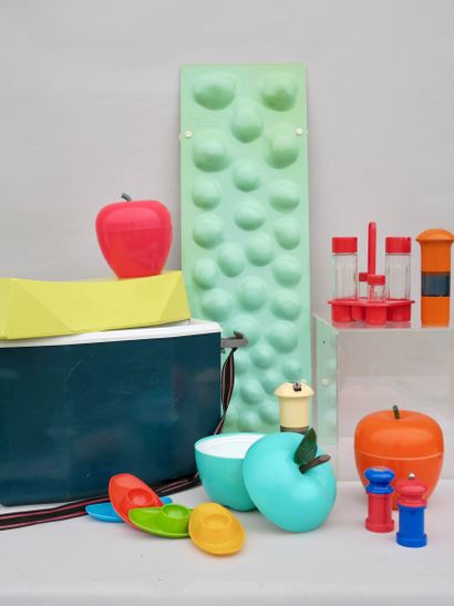 null Lot of colored plastic objects, circa 1970, some GUZZINI

Two-colored travel...